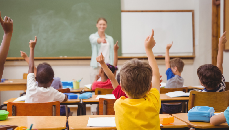 Kinder mit Lehrer in einer Schulklasse