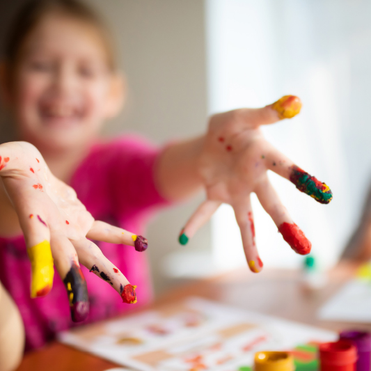 Kind mit Fingerfarben