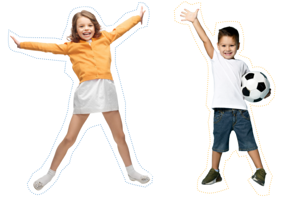 Mädchen und Junge mit Fußball